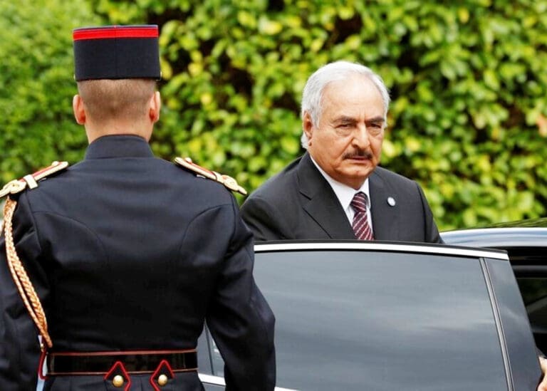 Γιατί ο Χαφτάρ έδιωξε τους Ευρωπαίους (και τον Πλεύρη) από τη Βεγγάζη