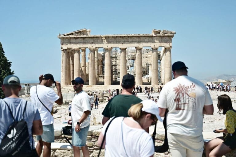 Τουρισμός: Ρεκόρ αφίξεων αλλά «άδεια ταμεία» μετά το καλοκαίρι