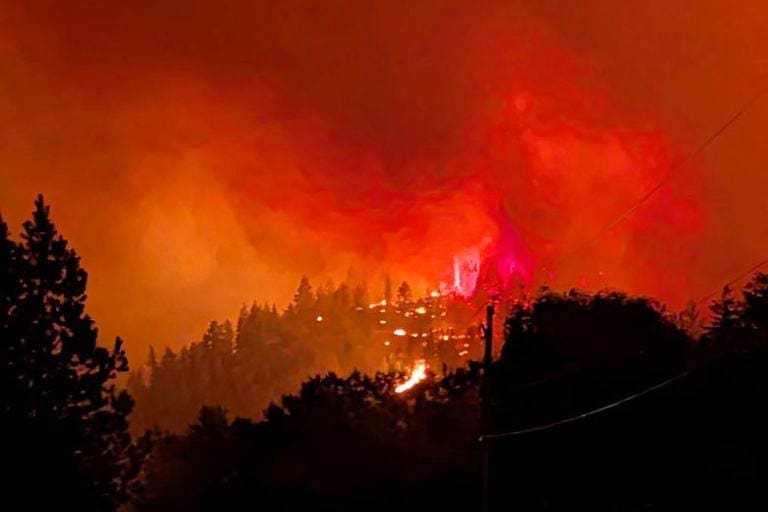 Καναδάς: Χιλιάδες κάτοικοι εγκατέλειψαν τα σπίτια τους μέσα στη νύχτα για να γλιτώσουν από τις φλόγες